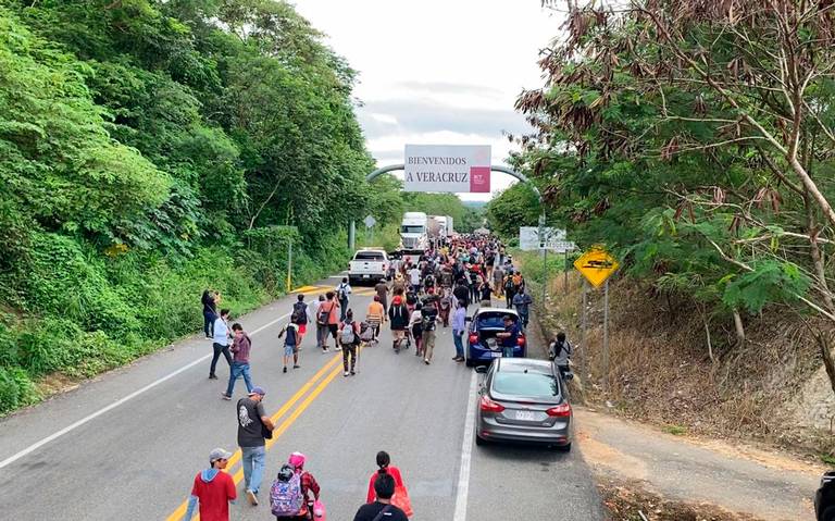 Caravana migrante llega a Ciudad Isla donde pasar la noche tras