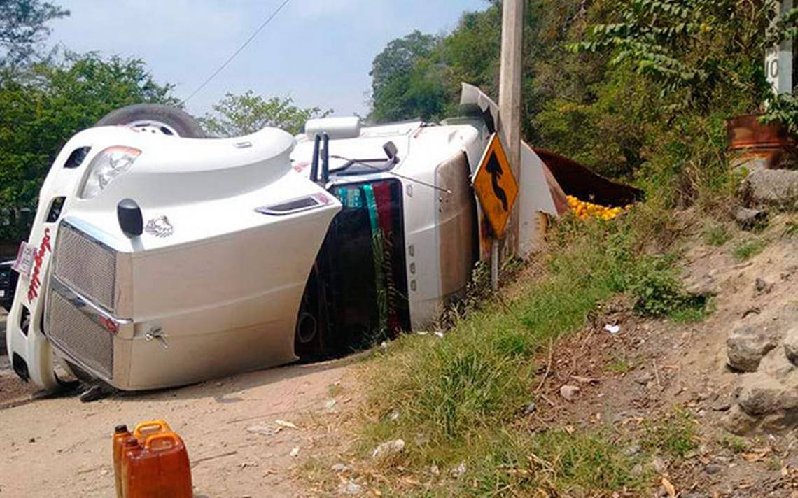 Vuelca Tr Iler Cargado Con Naranjas El Chofer Herido En Papantla