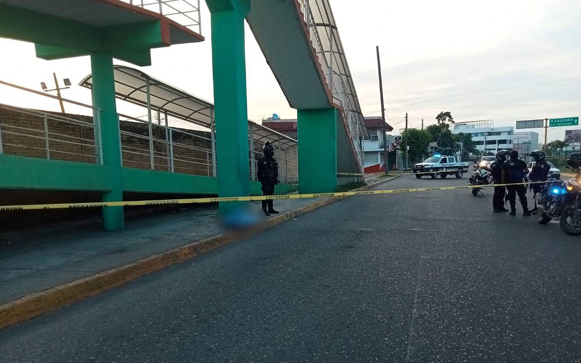 Mujer Se Arroja De Un Puente Peatonal De 10 Metros De Altura En Poza Rica Diario De Xalapa 7329