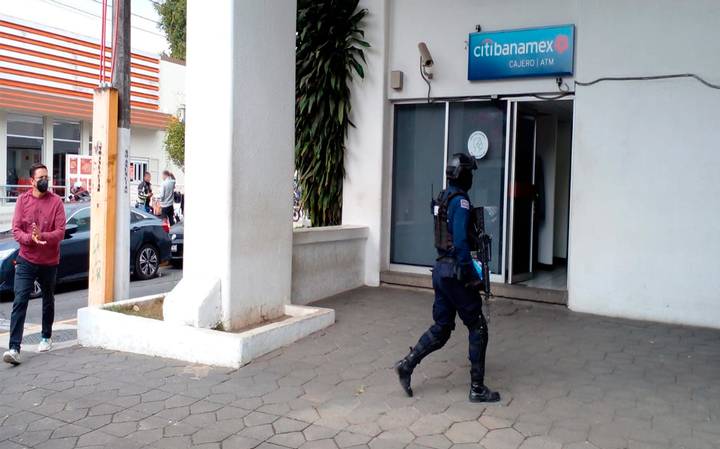 Violento robo en sucursal bancaria en Xalapa; golpearon a empleados